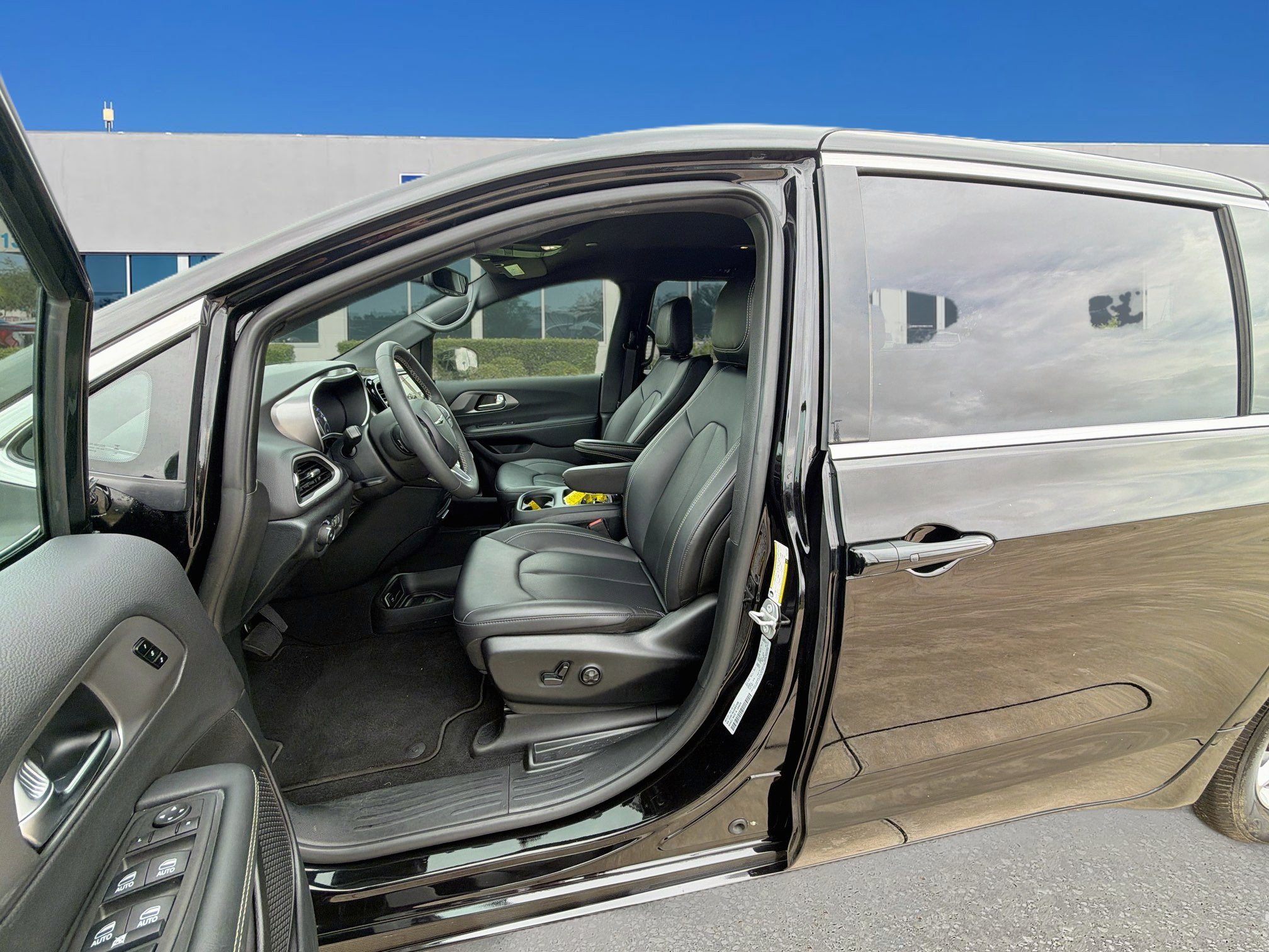 Used 2025 Chrysler Pacifica Select FWD image 21