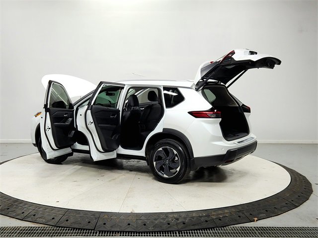 Used 2024 Nissan Rogue SV w/ SV Premium Package image 13