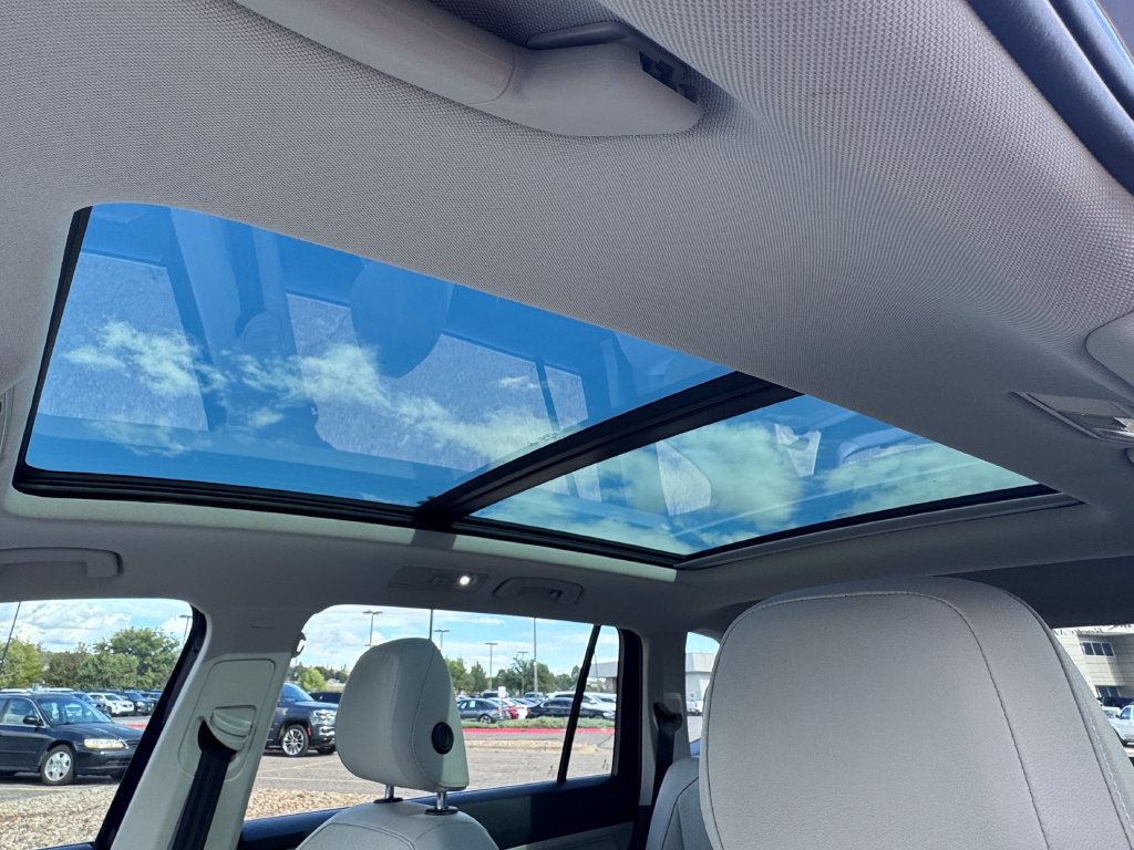 Used 2022 Volkswagen Tiguan SE w/ Panoramic Sunroof Package AWD/4WD image 22