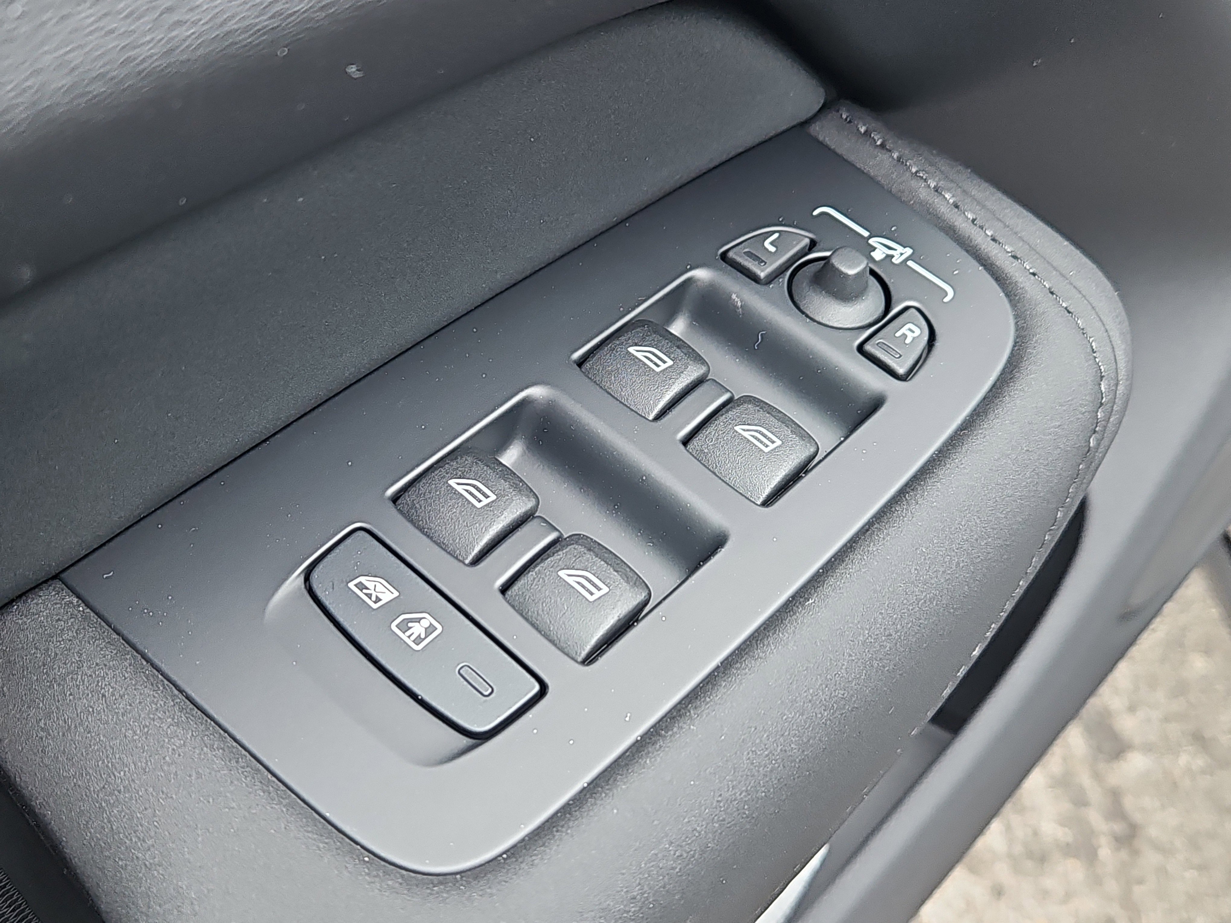 New 2026 Volvo XC60 B5 Core w/ Protection Package Premier image 17