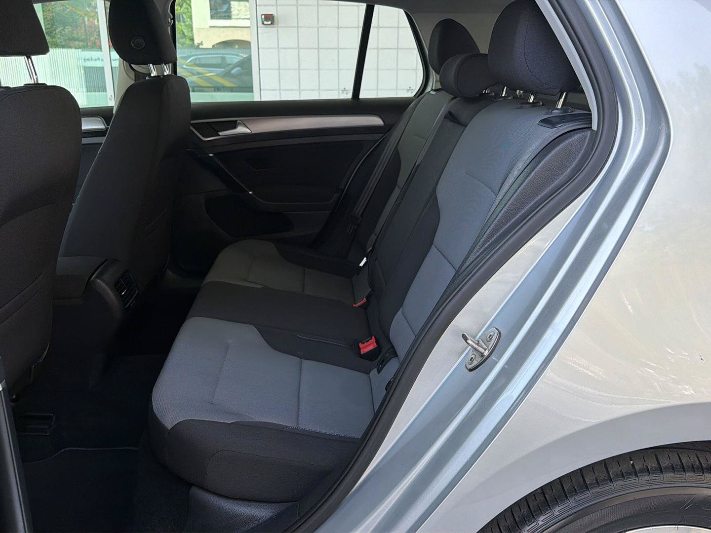 Used 2016 Volkswagen e-Golf SE w/ DC Fast Charging Package FWD image 16