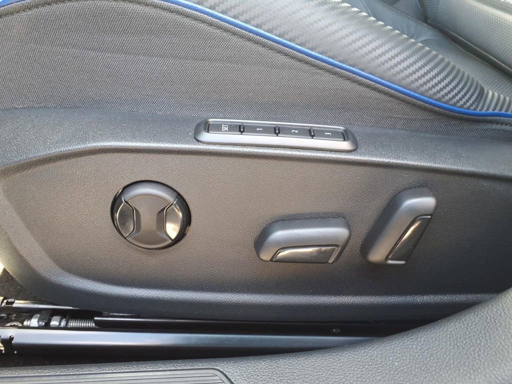 Used 2024 Volkswagen Golf R image 9