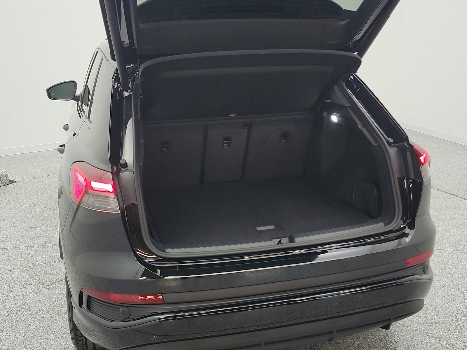 Used 2024 Audi Q4 e-tron Prestige w/ Black Optic Package image 29