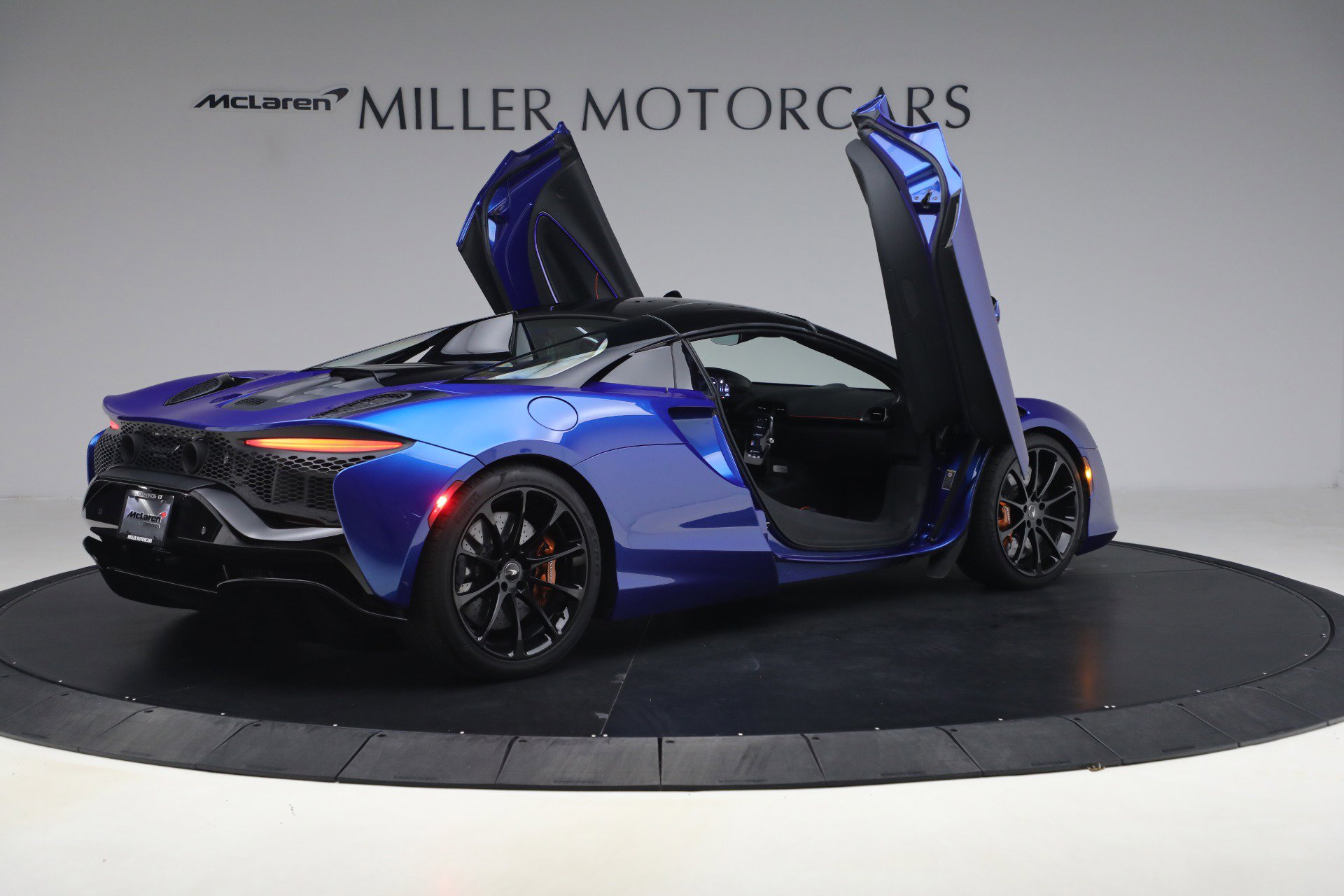 Used 2025 McLaren Artura Spider image 18