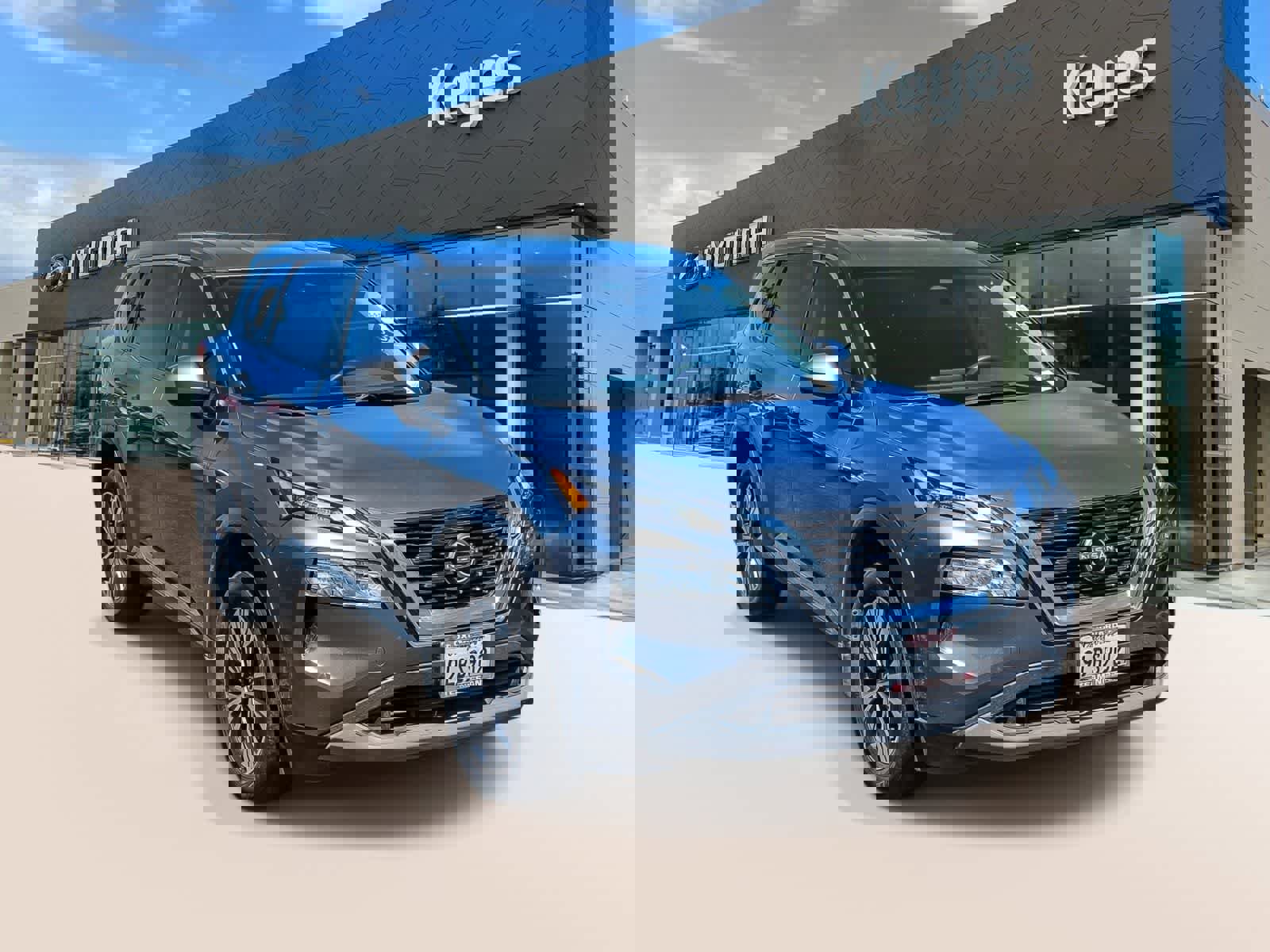 Used 2023 Nissan Rogue SV image 3