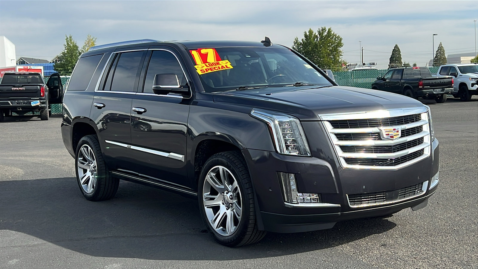 Used 2017 Cadillac Escalade Premium Luxury image 3