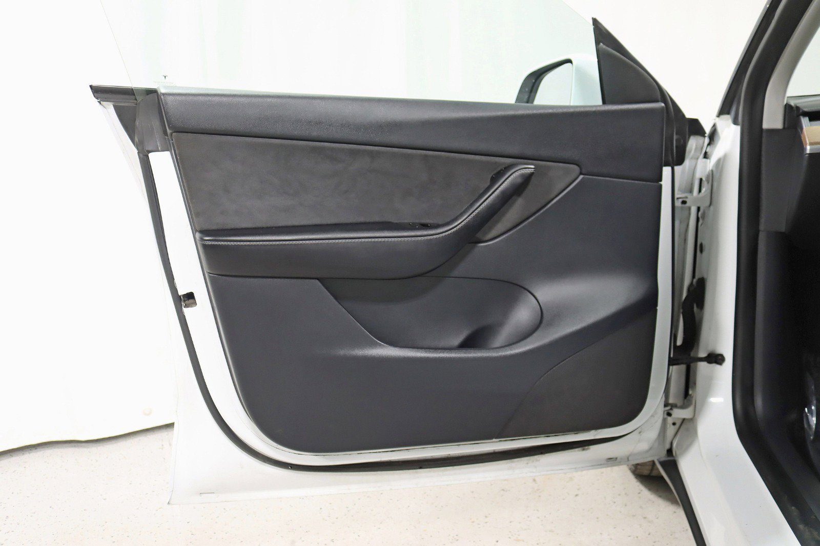 Used 2020 Tesla Model Y Long Range image 32