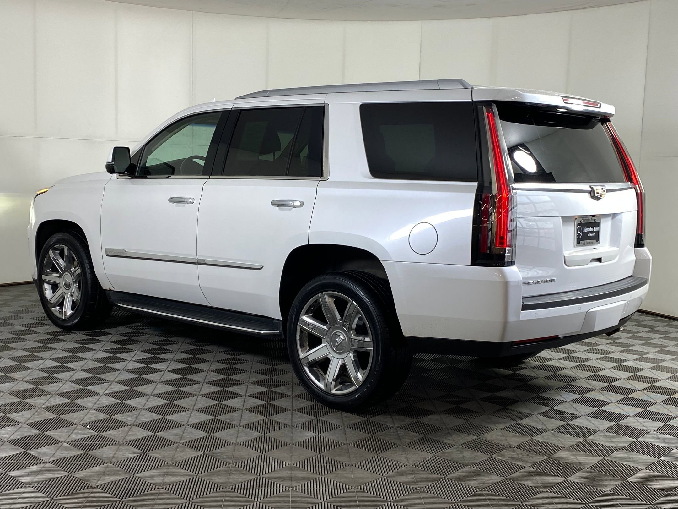 Used 2016 Cadillac Escalade Luxury image 3