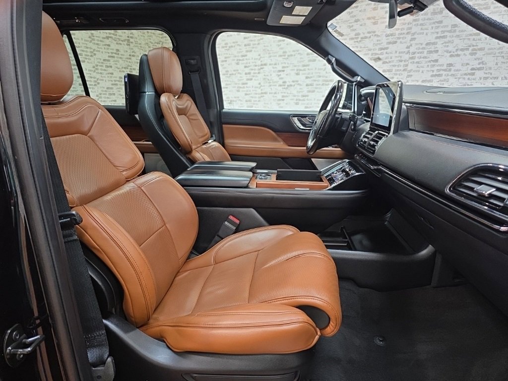 Used 2019 Lincoln Navigator Reserve image 16