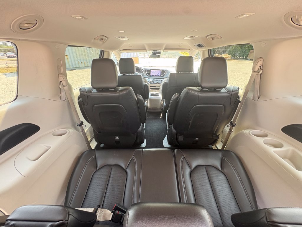 Used 2023 Chrysler Pacifica Touring-L FWD image 18