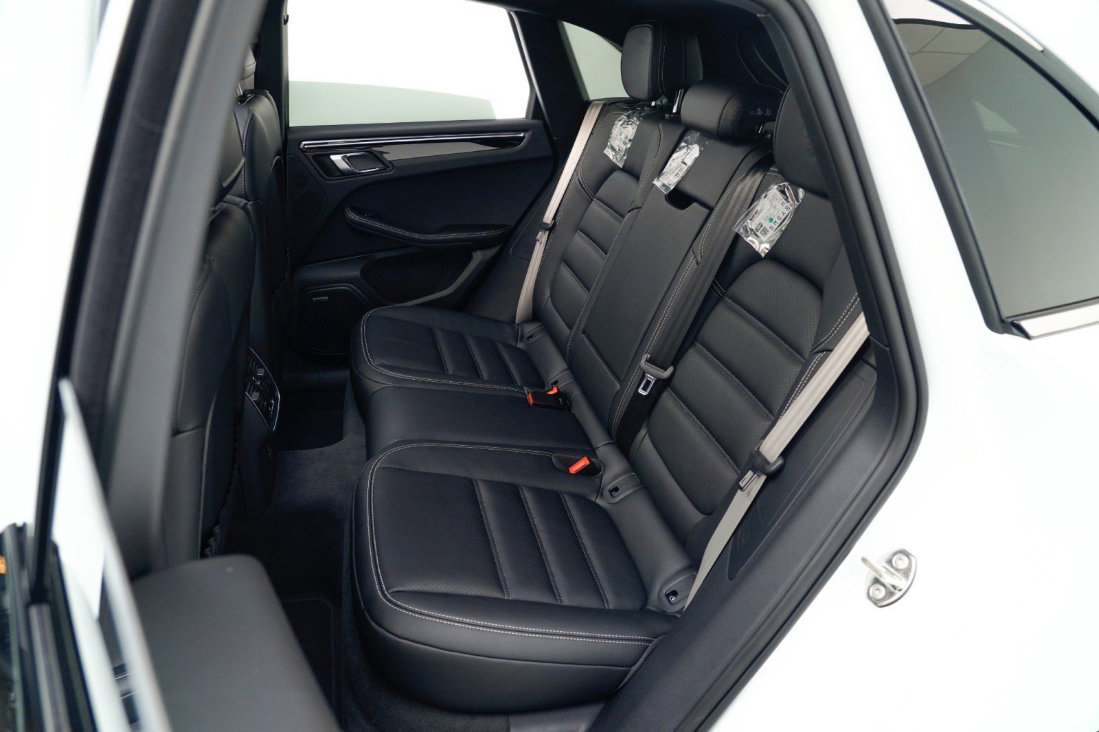 New 2026 Porsche Macan Turbo image 33