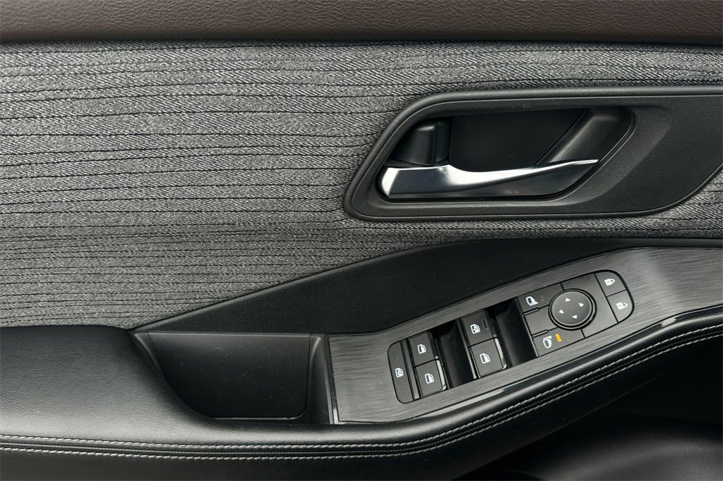 Used 2023 Nissan Rogue SV image 13