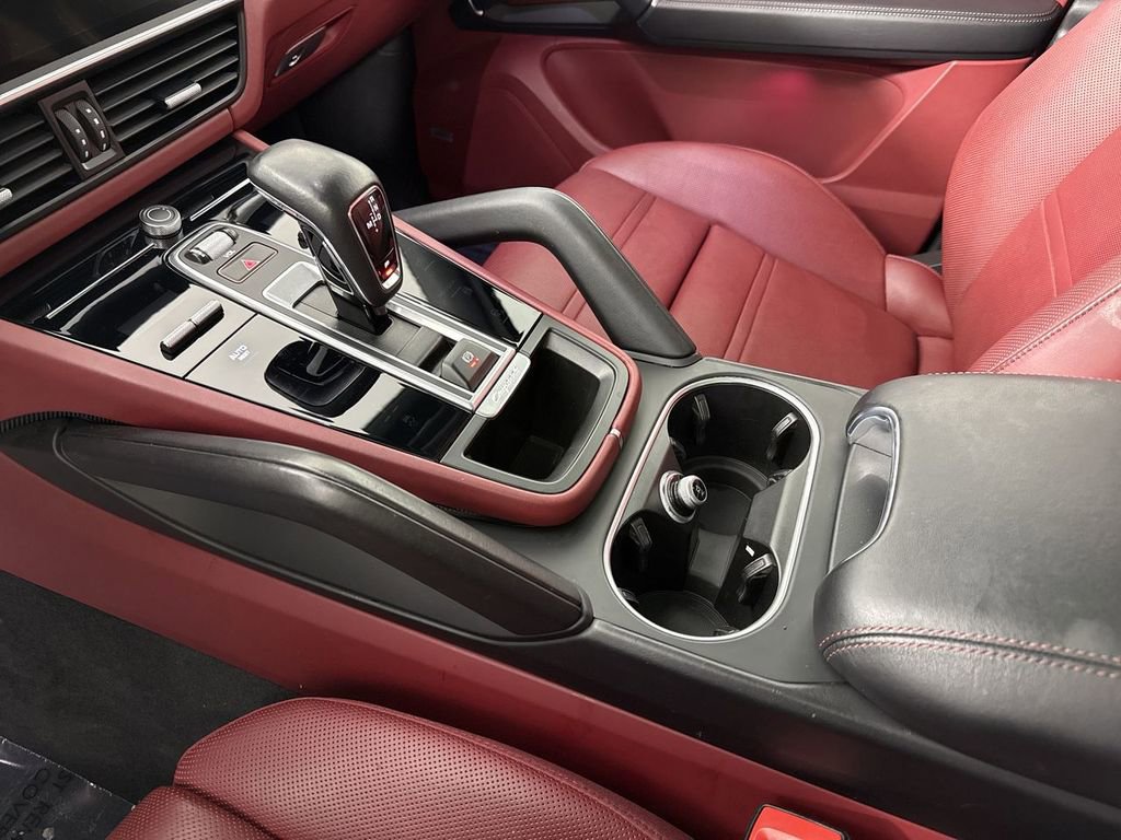 Certified 2022 Porsche Cayenne Platinum Edition image 32