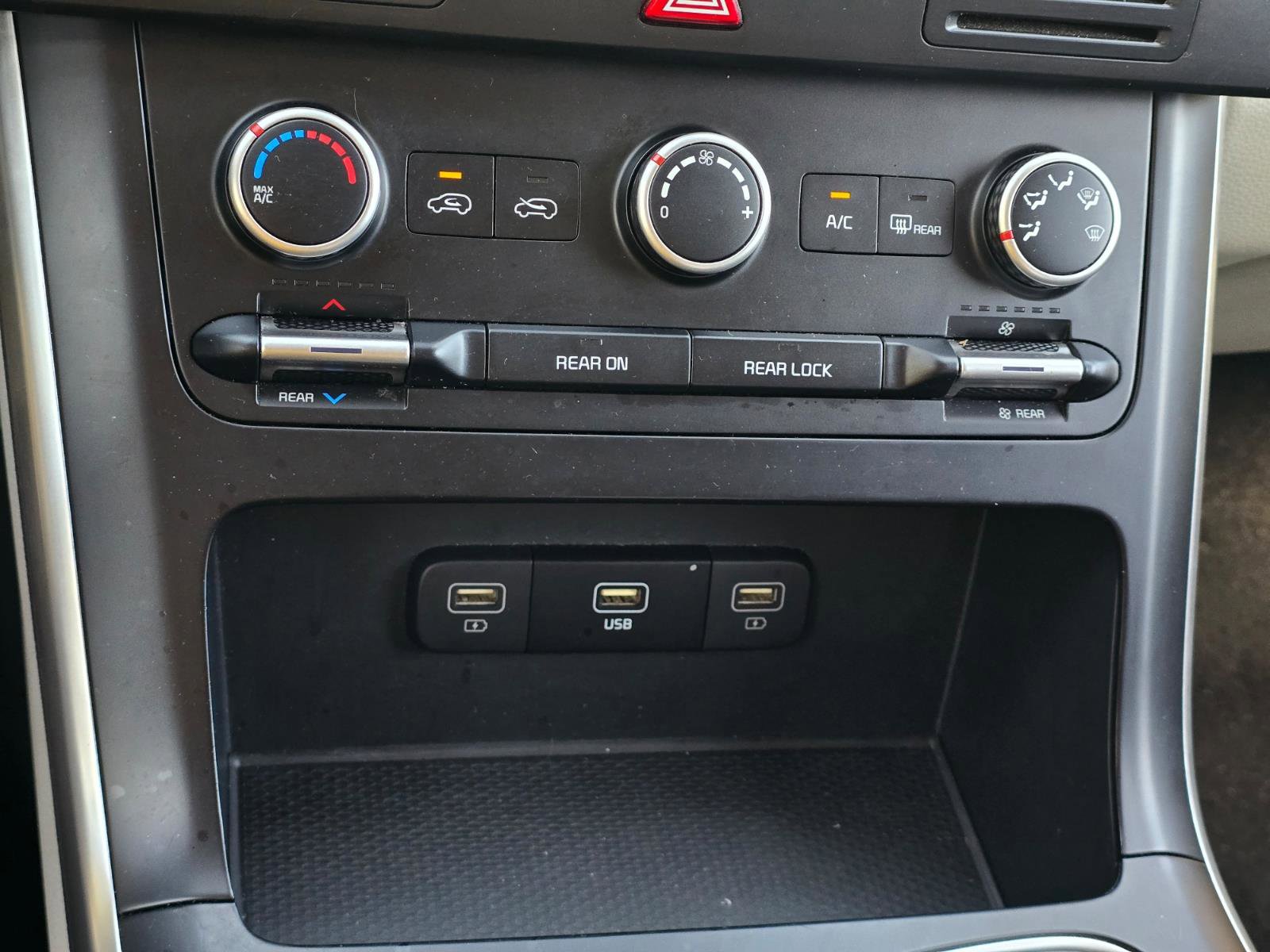 Used 2024 Kia Carnival LX image 21