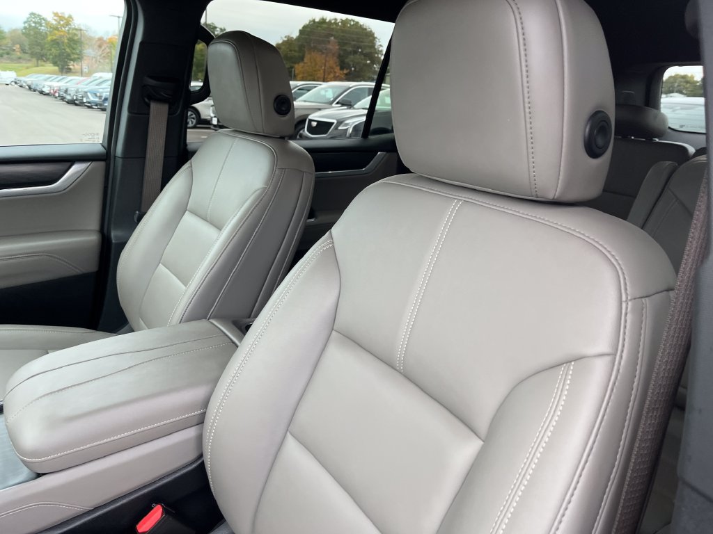 Used 2026 GMC Acadia Elevation w/ Elevation Premium Package FWD image 12