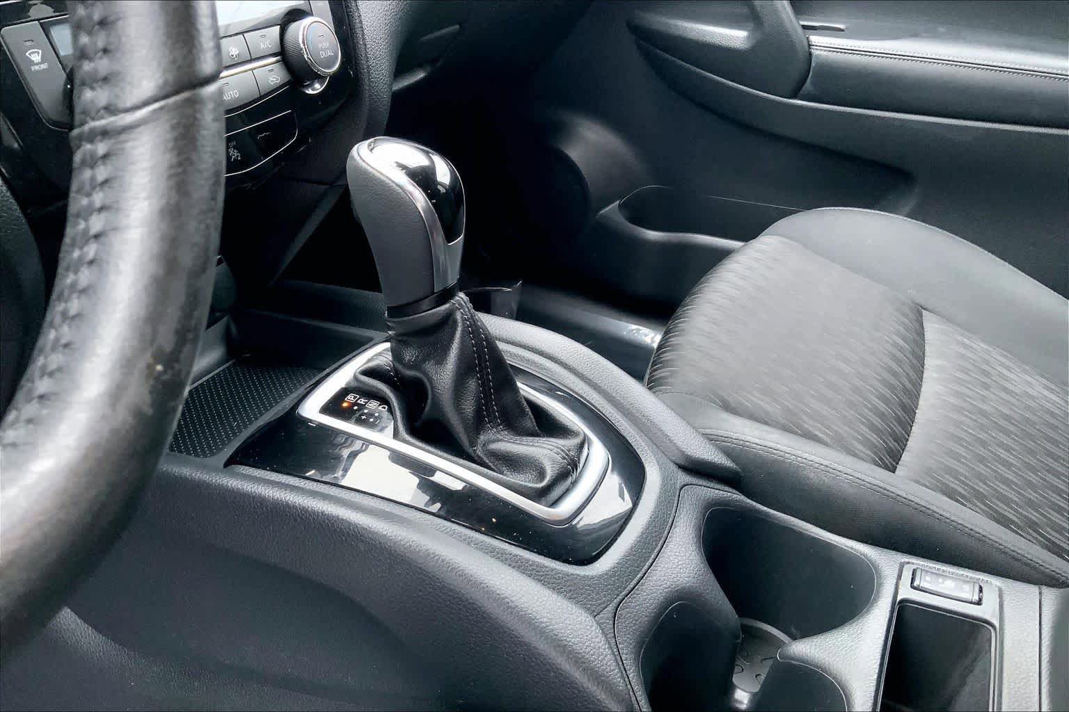 Used 2019 Nissan Rogue SV FWD image 16