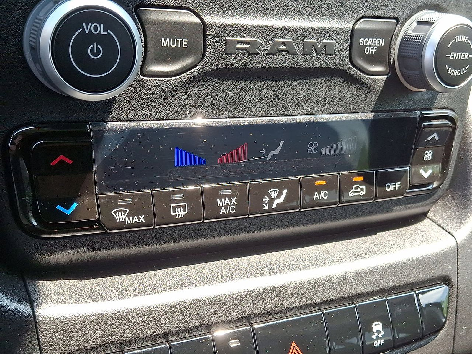 Used 2024 RAM ProMaster 2500 w/ Convenience Group image 19