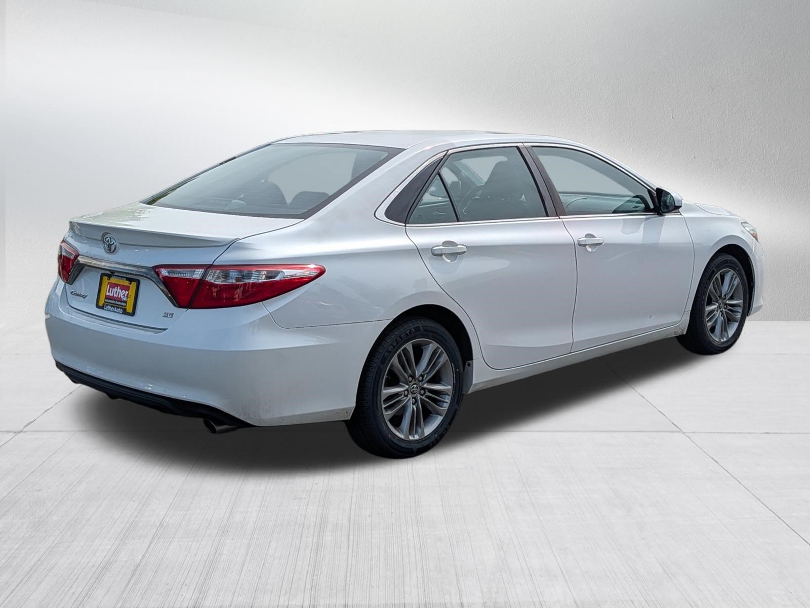 Used 2015 Toyota Camry SE FWD image 7