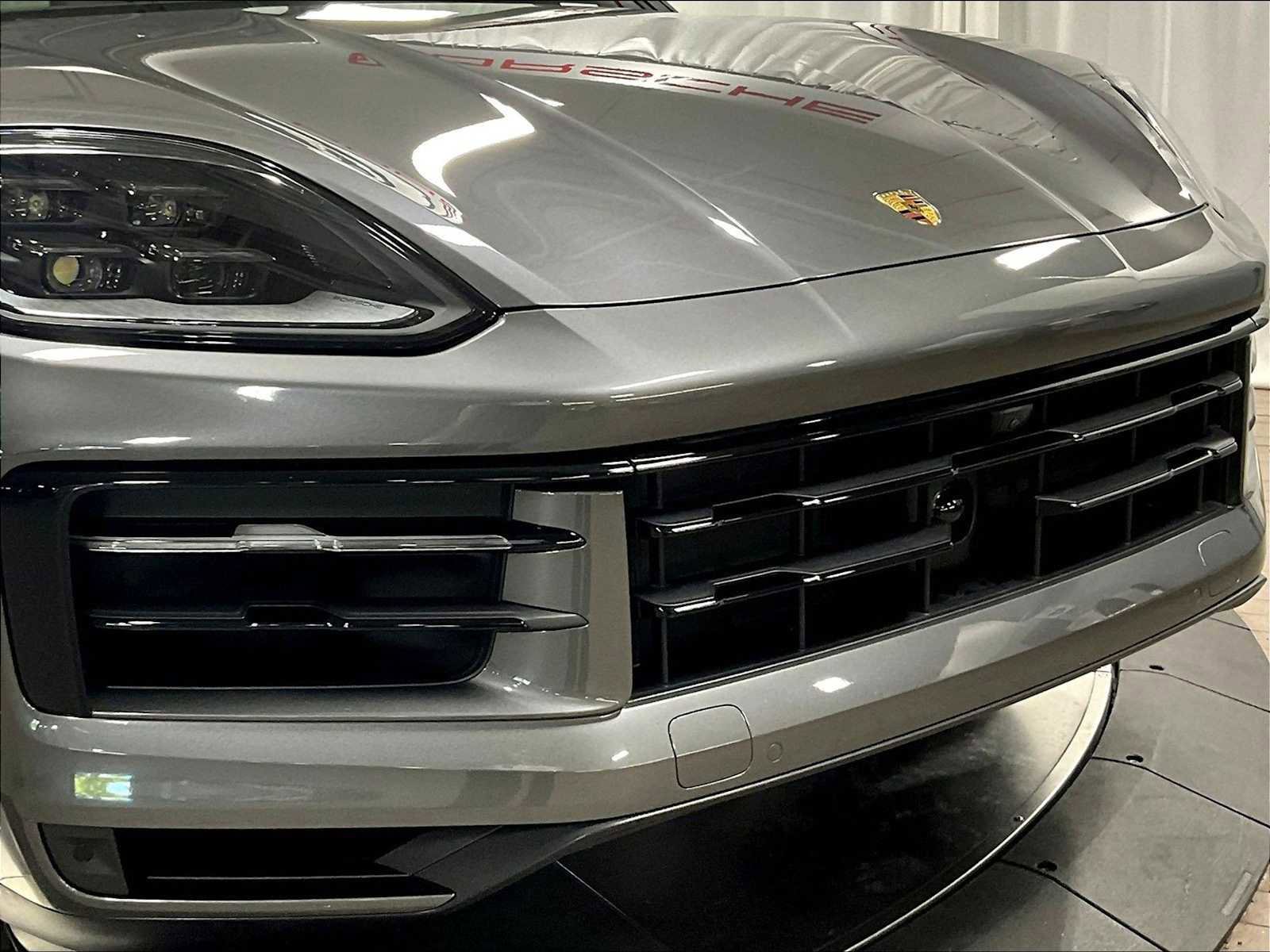 Used 2025 Porsche Cayenne image 32