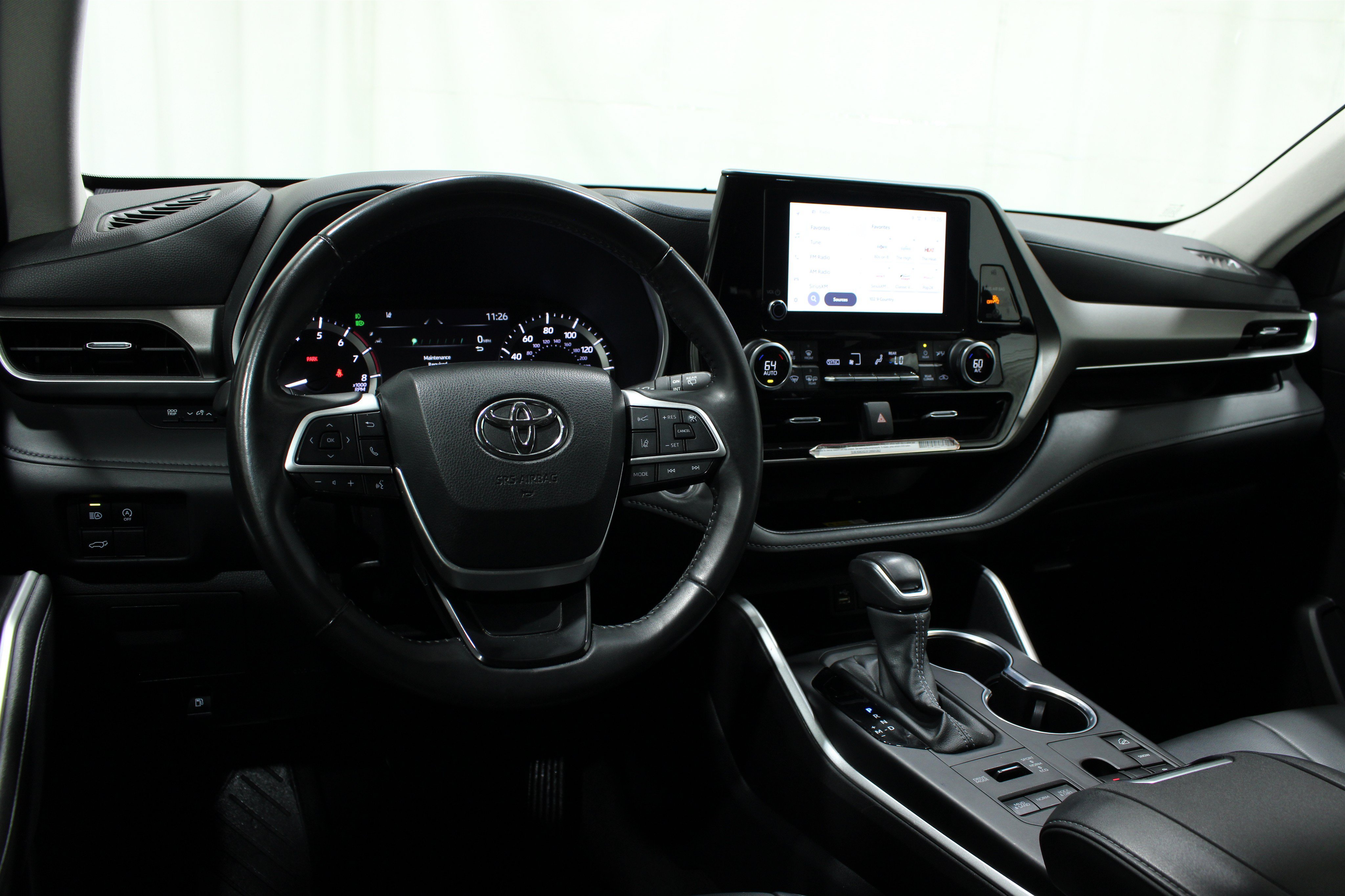 Used 2024 Toyota Highlander XLE AWD/4WD image 2