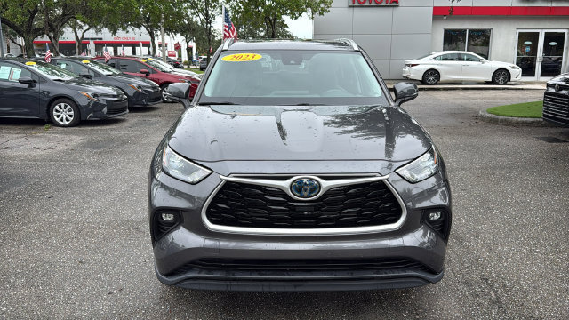 Used 2023 Toyota Highlander XLE FWD image 2