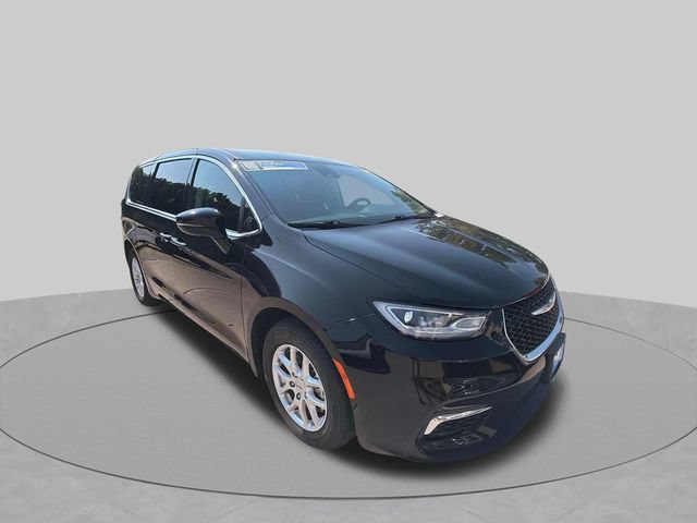 Used 2024 Chrysler Pacifica Touring-L FWD image 10