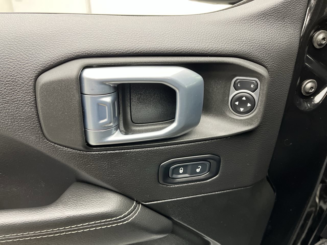 Used 2022 Jeep Wrangler Unlimited Sahara w/ Cold Weather Group AWD/4WD image 9