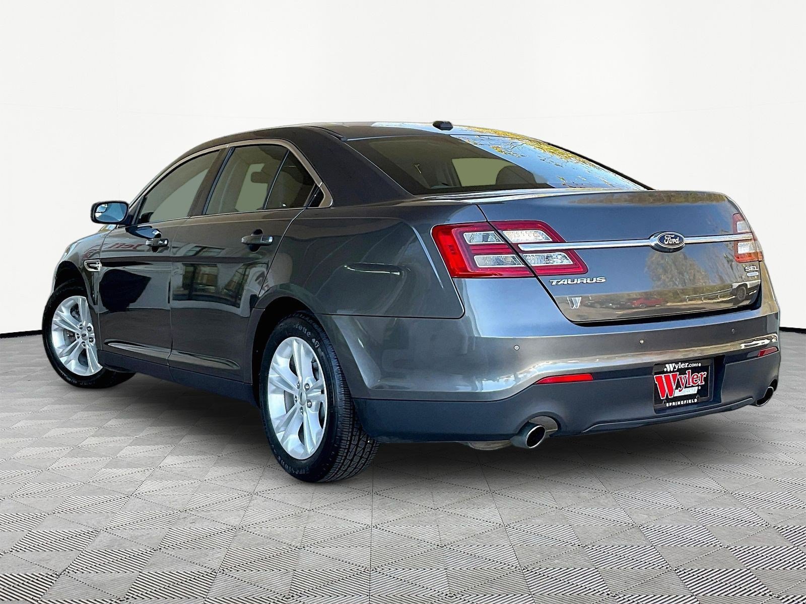 Used 2016 Ford Taurus SEL FWD image 4