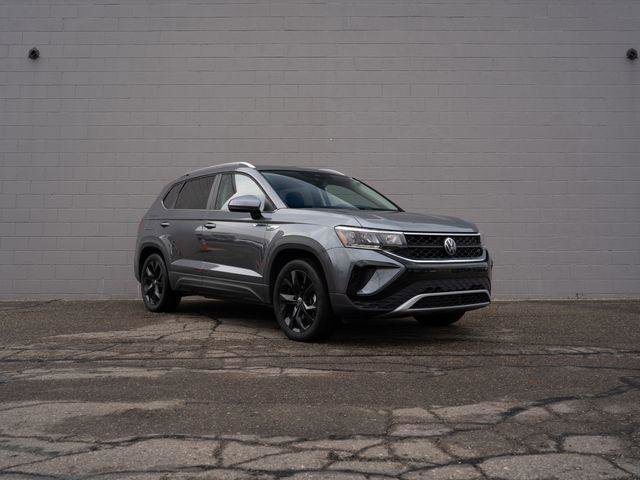 Used 2022 Volkswagen Taos SE w/ Panoramic Sunroof Package AWD/4WD image 9