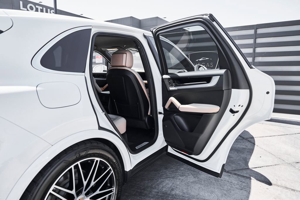 Used 2025 Porsche Cayenne image 24
