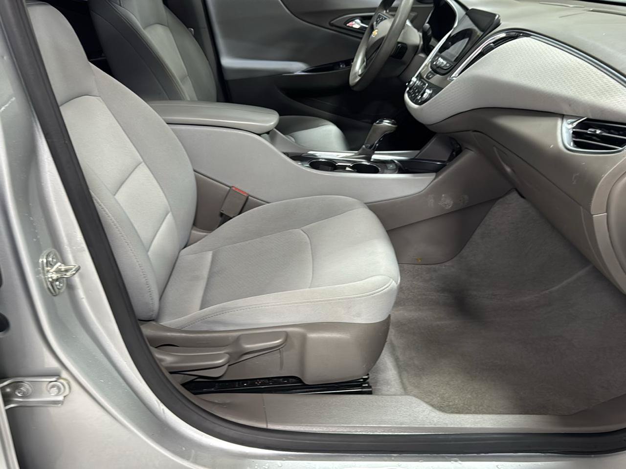 Used 2020 Chevrolet Malibu LT FWD image 11