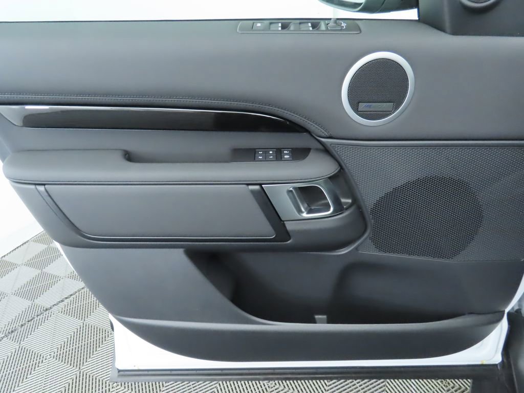 Used 2025 Land Rover Discovery S image 25