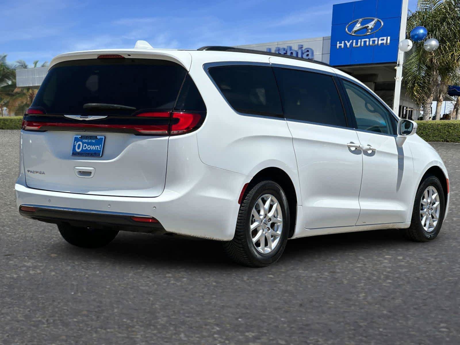 Used 2022 Chrysler Pacifica Touring-L FWD image 3