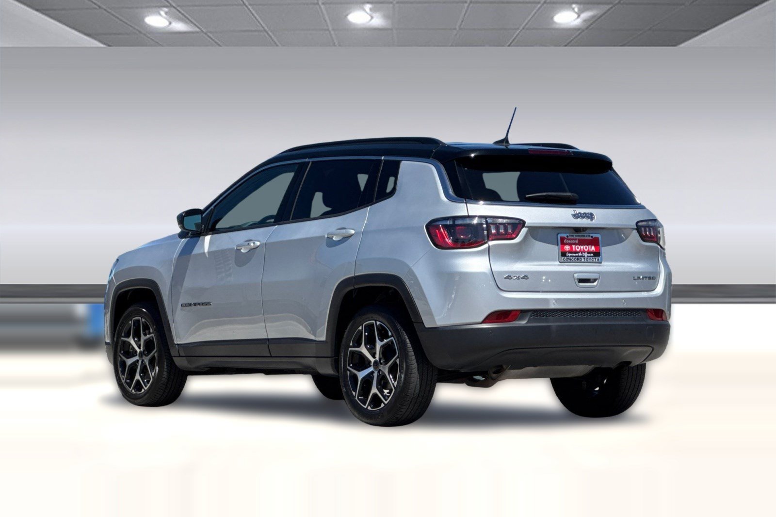 Used 2025 Jeep Compass Limited AWD/4WD image 3