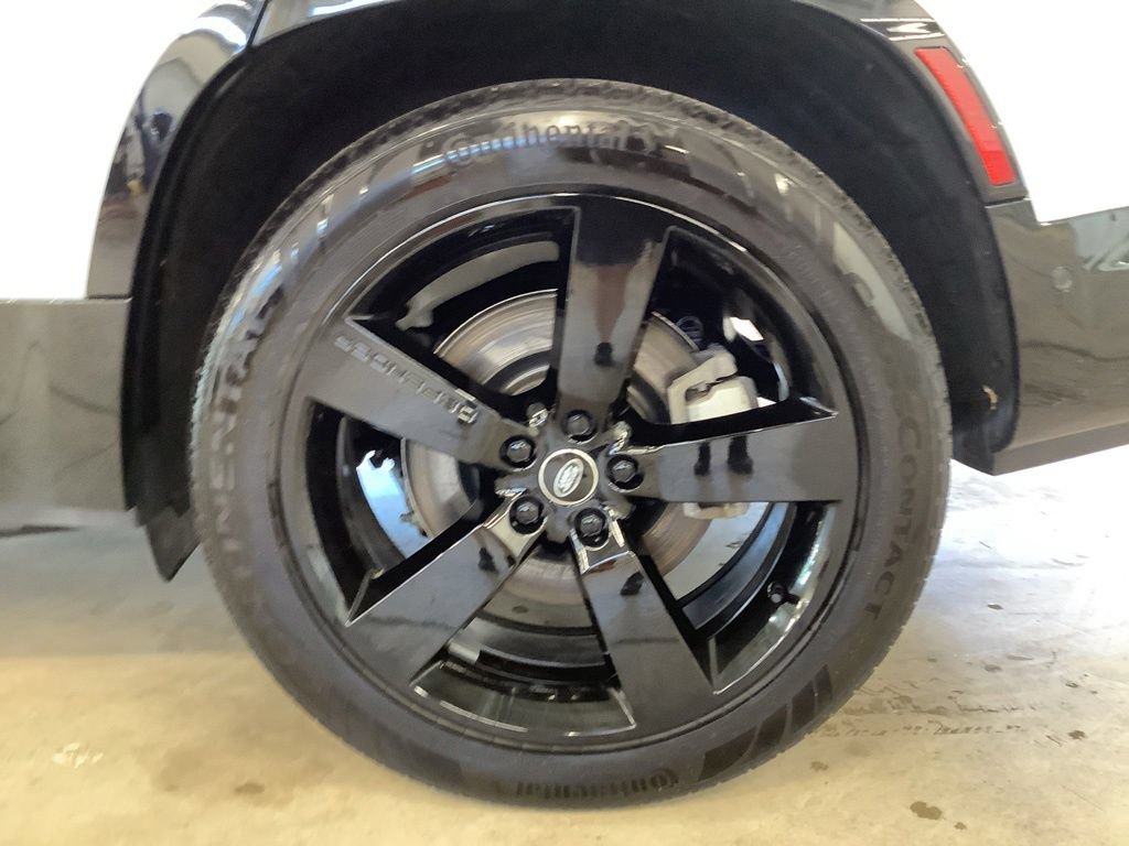 Used 2025 Land Rover Defender 130 X-Dynamic SE AWD/4WD image 32