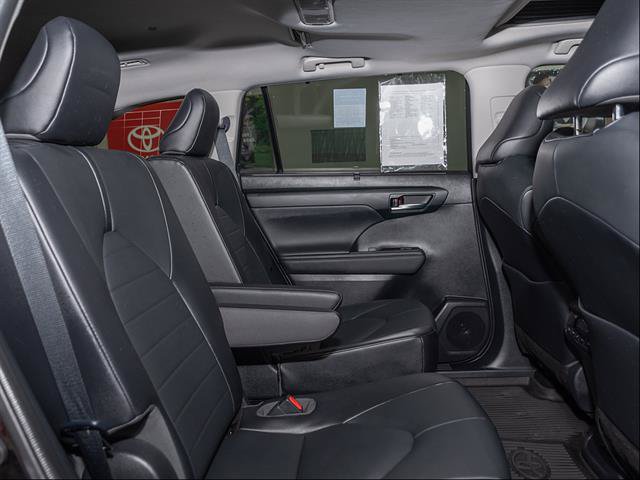 Used 2021 Toyota Highlander XLE AWD/4WD image 25