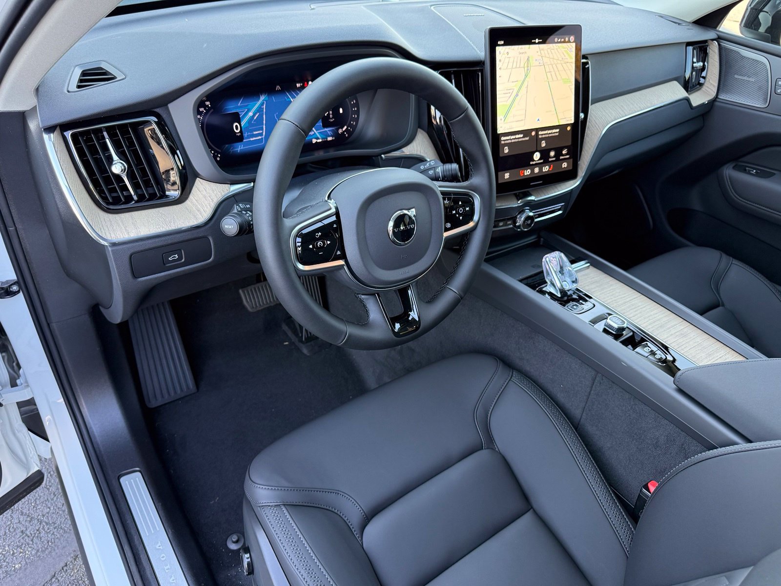 New 2027 Volvo XC60 B5 Plus AWD/4WD image 13