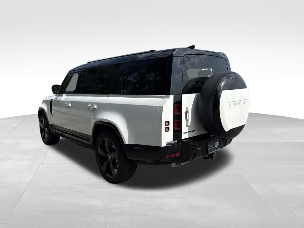 Used 2025 Land Rover Defender 130 X-Dynamic SE image 11