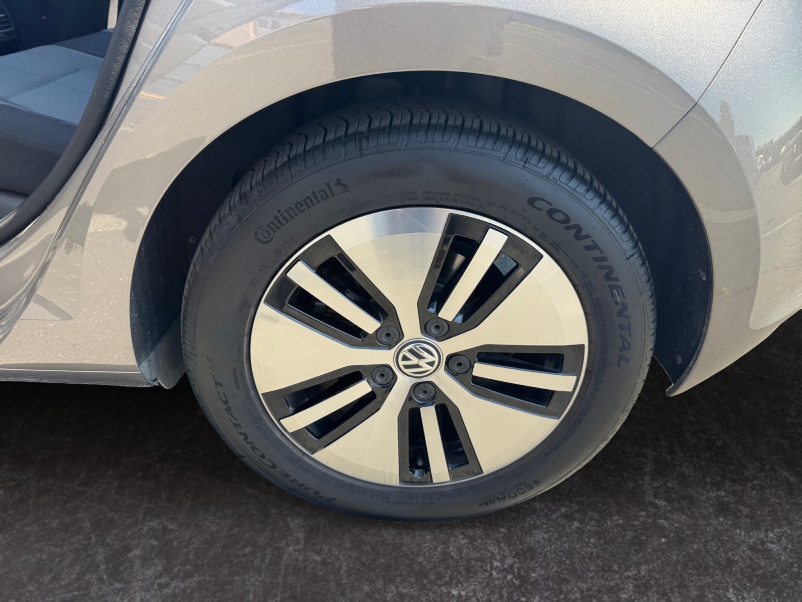 Used 2016 Volkswagen e-Golf SE w/ DC Fast Charging Package FWD image 14