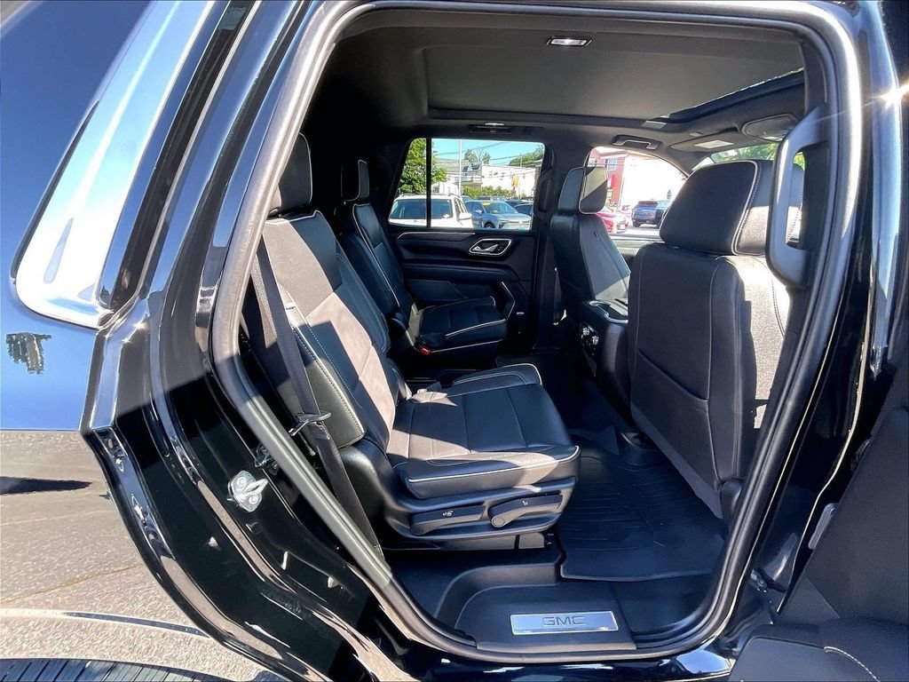 Used 2023 GMC Yukon SLT w/ SLT Premium Package AWD/4WD image 16