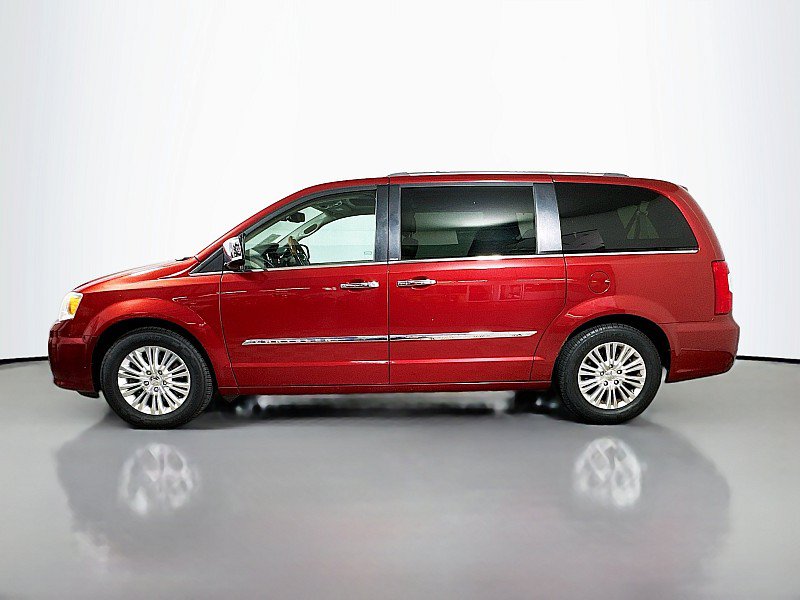 Used 2013 Chrysler Town & Country Limited w/ Luxury Group FWD image 4