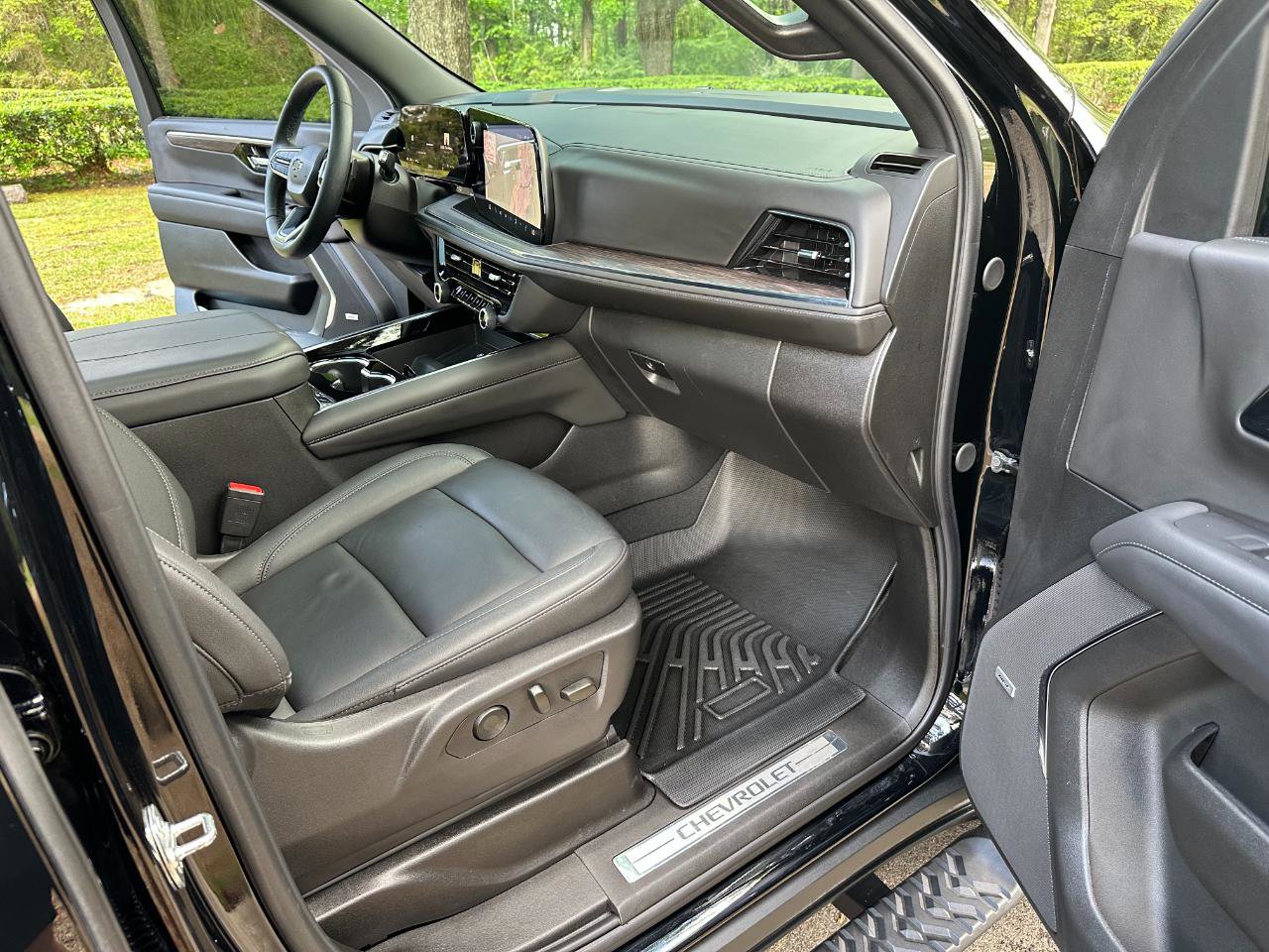 Used 2025 Chevrolet Tahoe Z71 w/ Comfort Package image 34