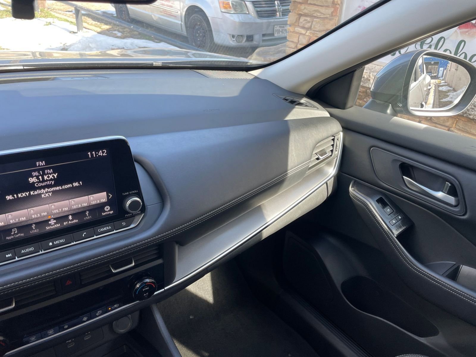 Used 2025 Nissan Rogue SV image 37