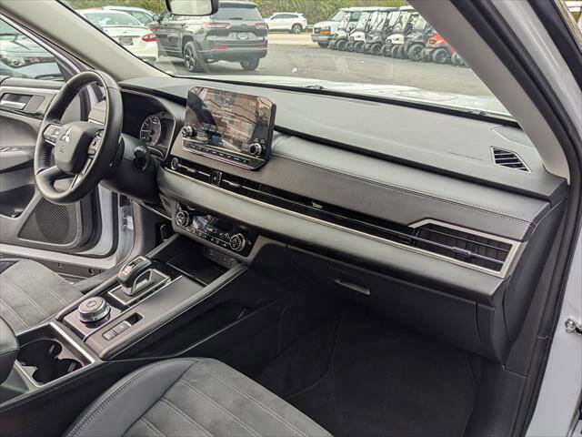 Used 2024 Mitsubishi Outlander SE image 17