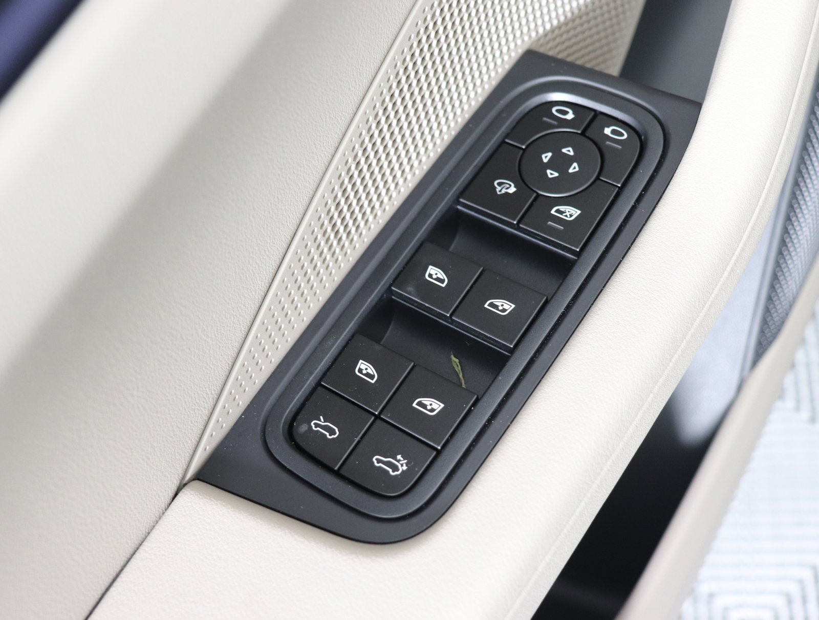 Used 2024 Porsche Macan 4 Electric image 24