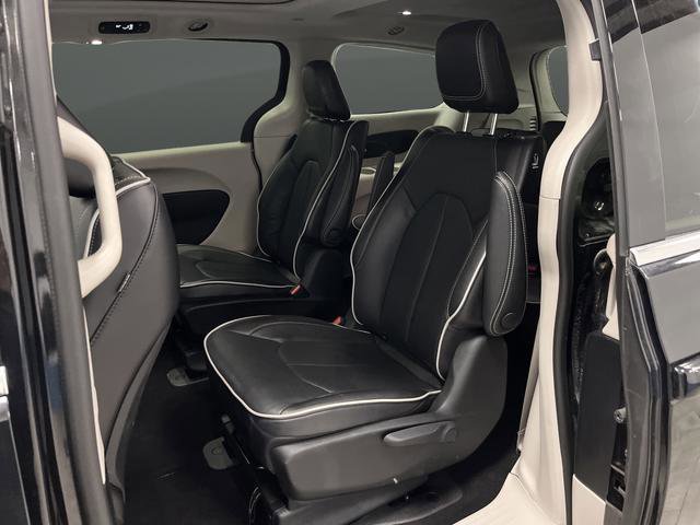Used 2023 Chrysler Pacifica Limited image 30