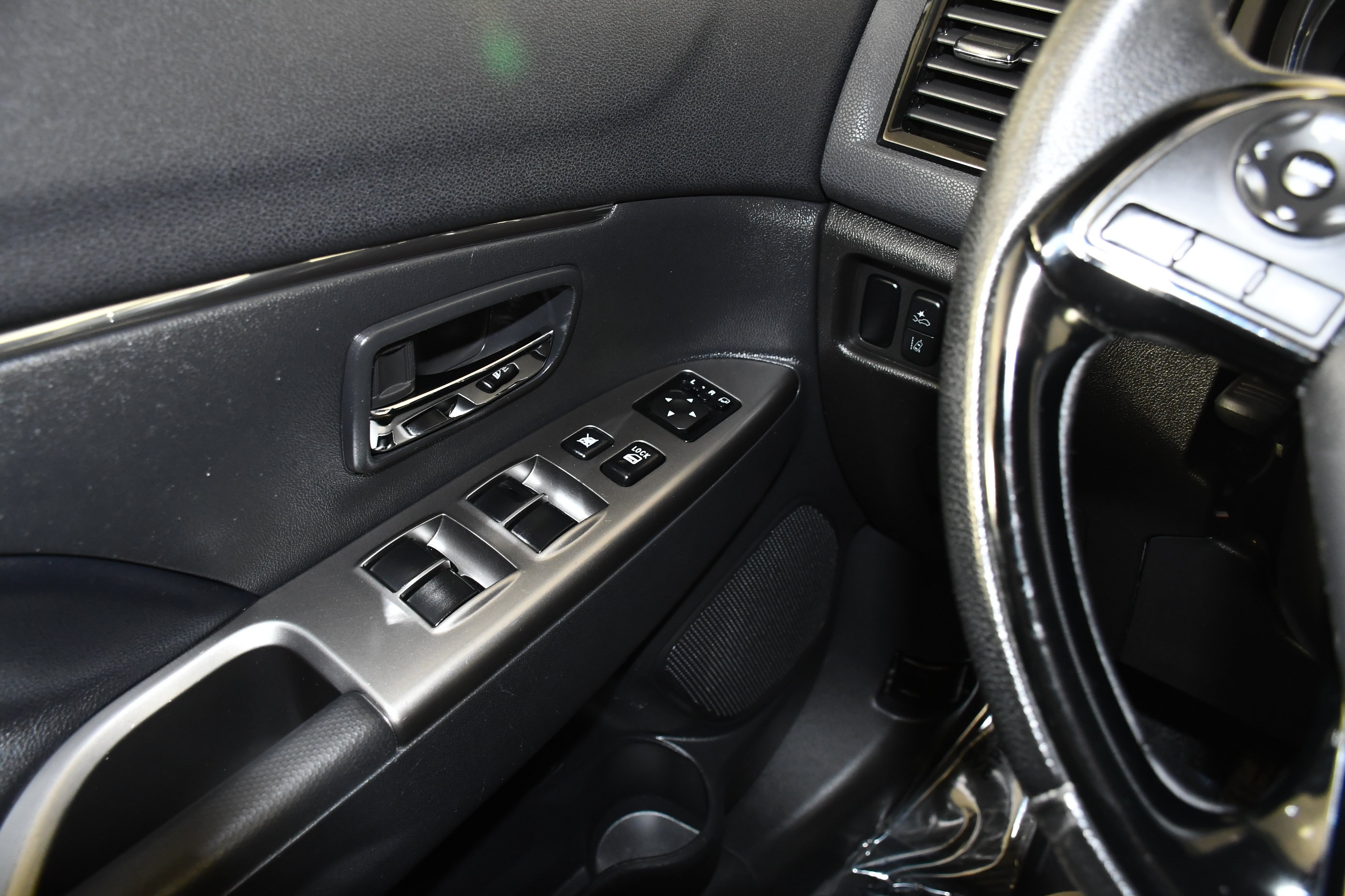 Used 2023 Mitsubishi Outlander Sport SE AWD/4WD image 32