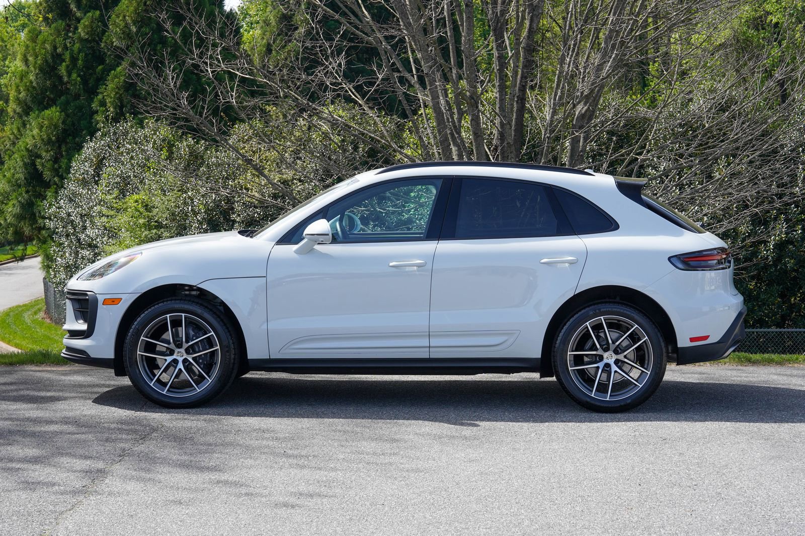 Certified 2025 Porsche Macan image 2