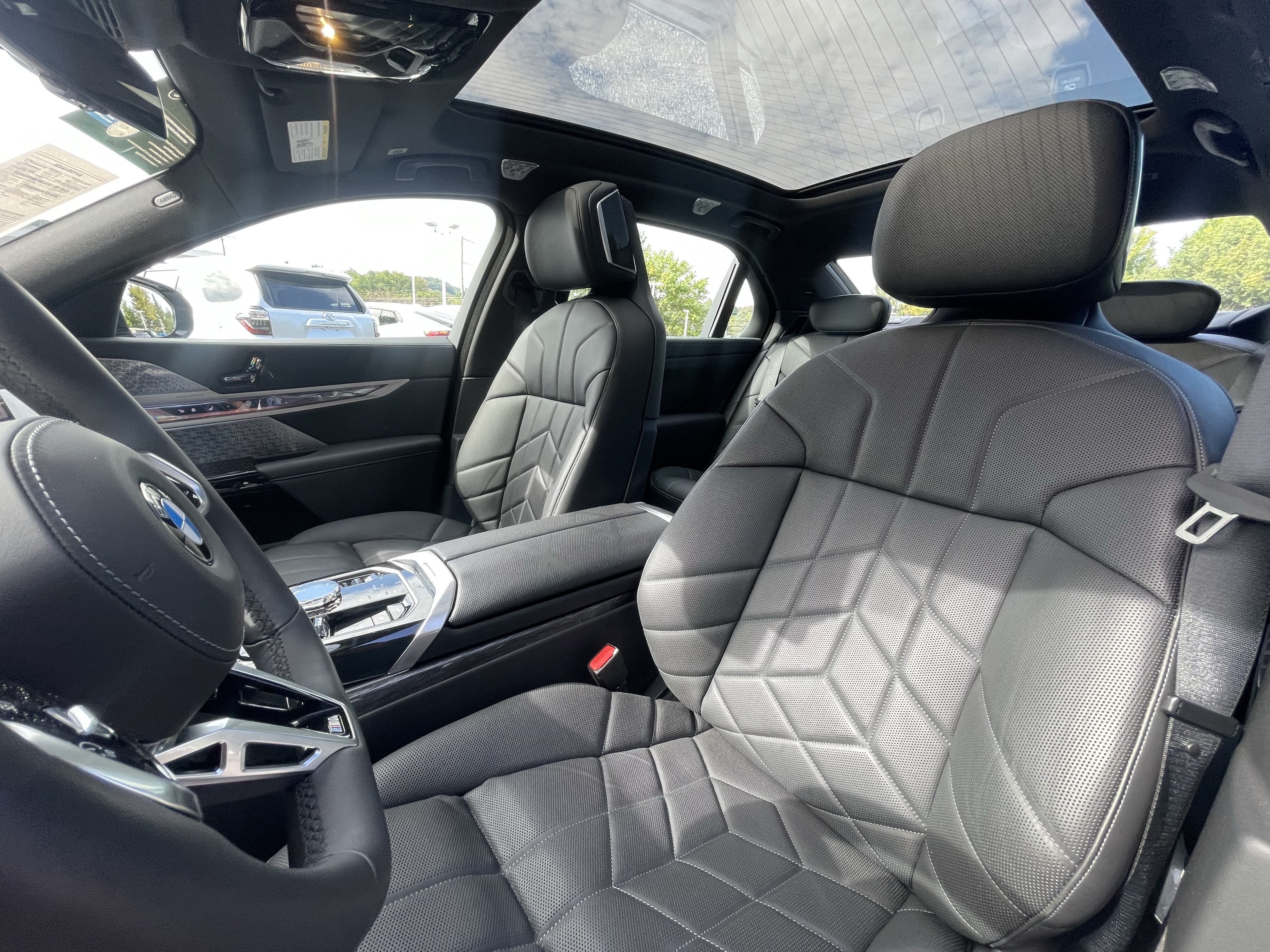 Certified 2025 BMW 760i xDrive AWD/4WD image 8