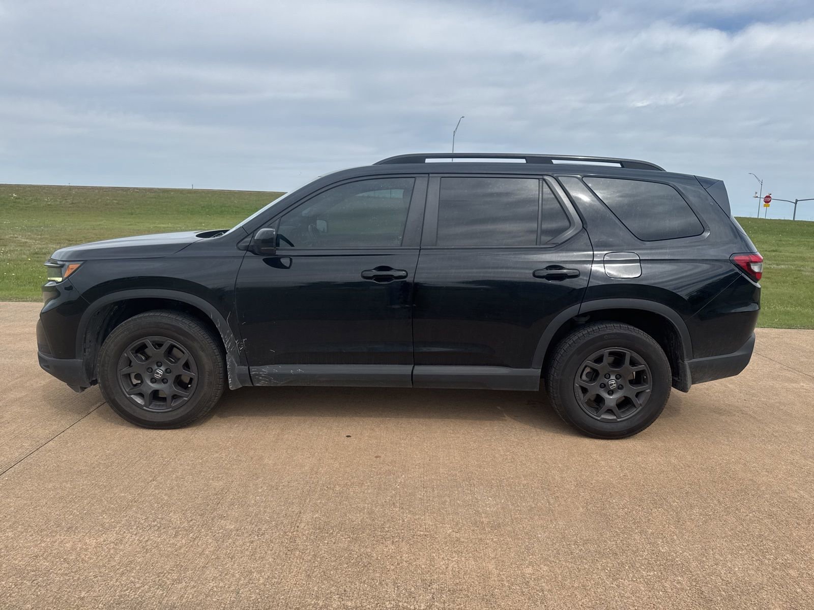 Used 2023 Honda Pilot TrailSport image 2